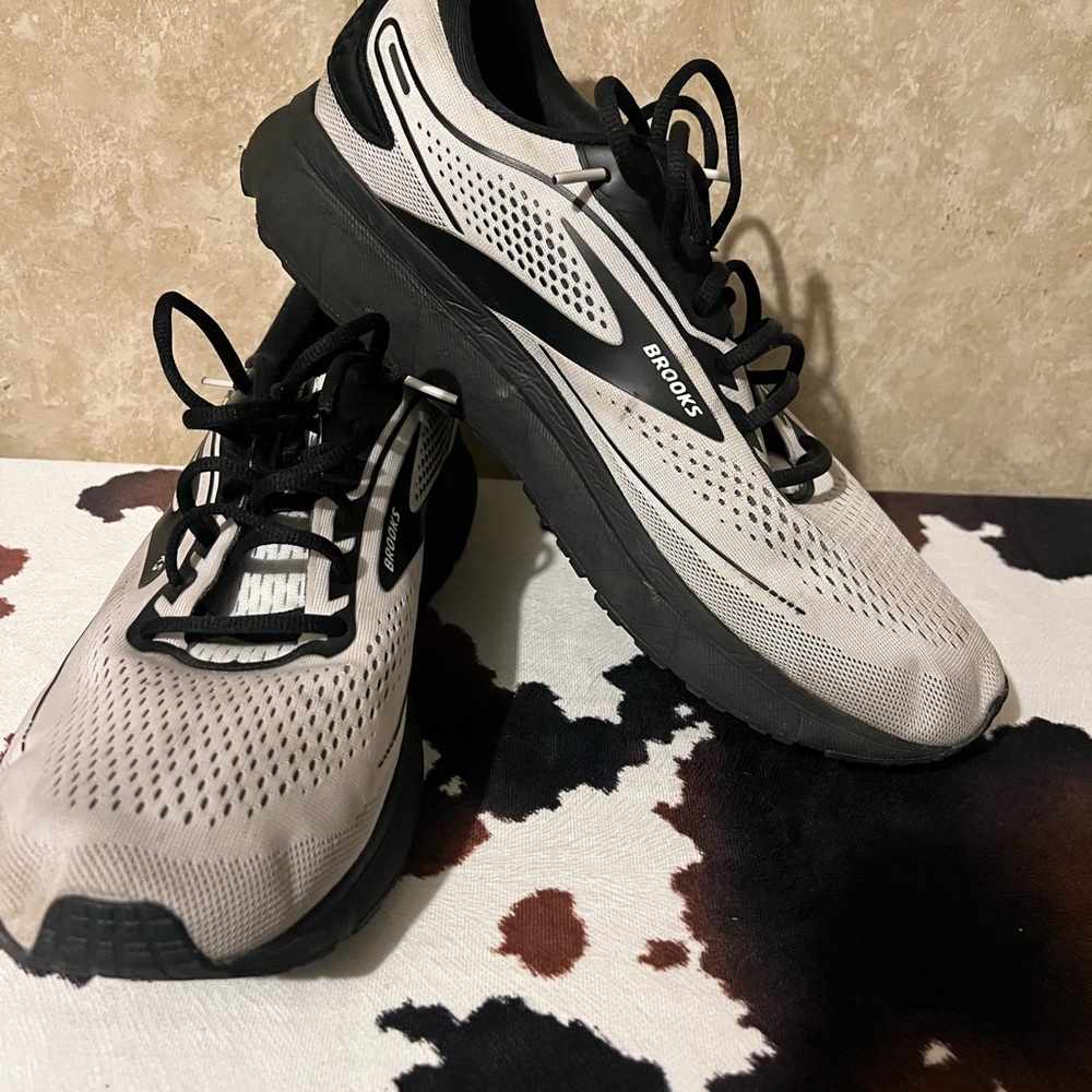 Brooks Dual-Tone Athletic Shoes